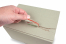Speedbox aus Graspapier - Kann mit einem Abreißstreifen geöffnet werden | Couvertsbestellen.ch