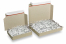 Füllmaterial Papierwolle in einer selbstklebenden Klappschachteln aus Graspapier | Couvertsbestellen.ch